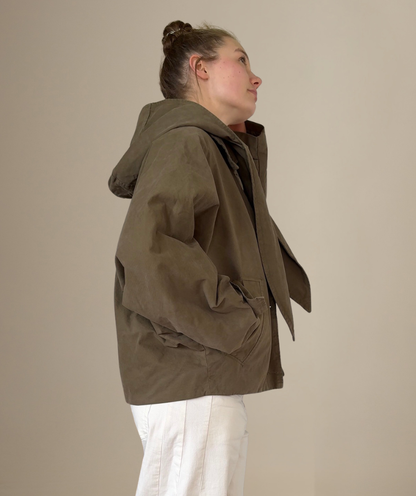 Trenchjacke mit abnehmbarer Kapuze