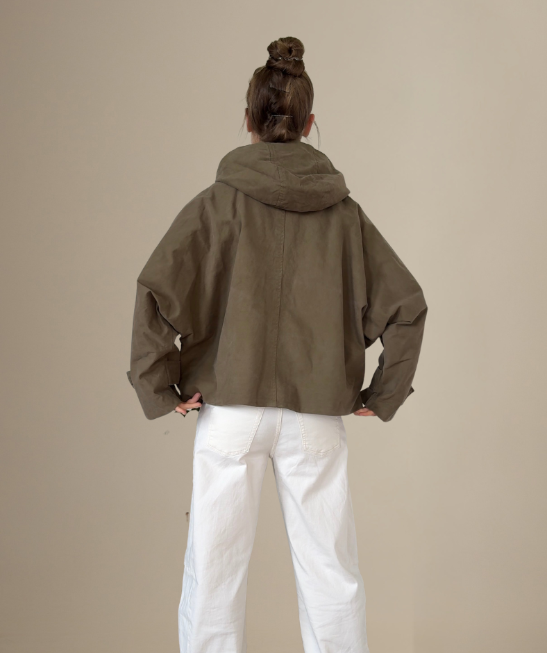 Trenchjacke mit abnehmbarer Kapuze