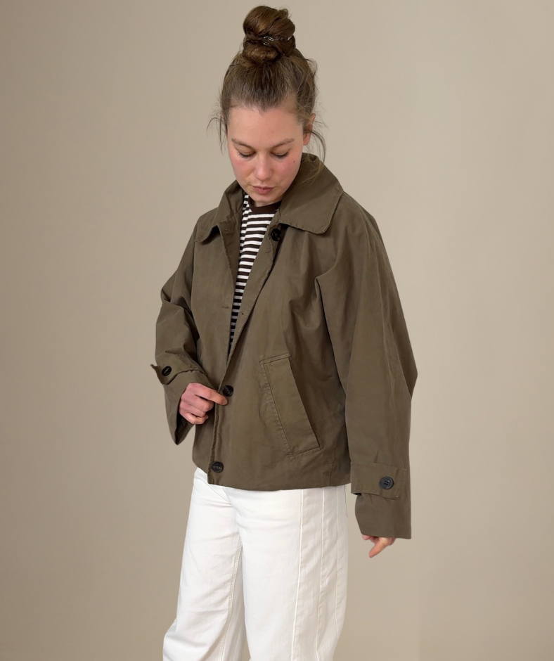 Trenchjacke mit abnehmbarer Kapuze