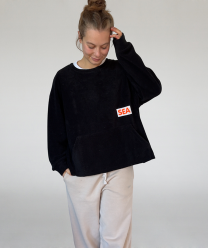 Fleecesweater mit Kangurutasche schwarz „salty lifestyle“