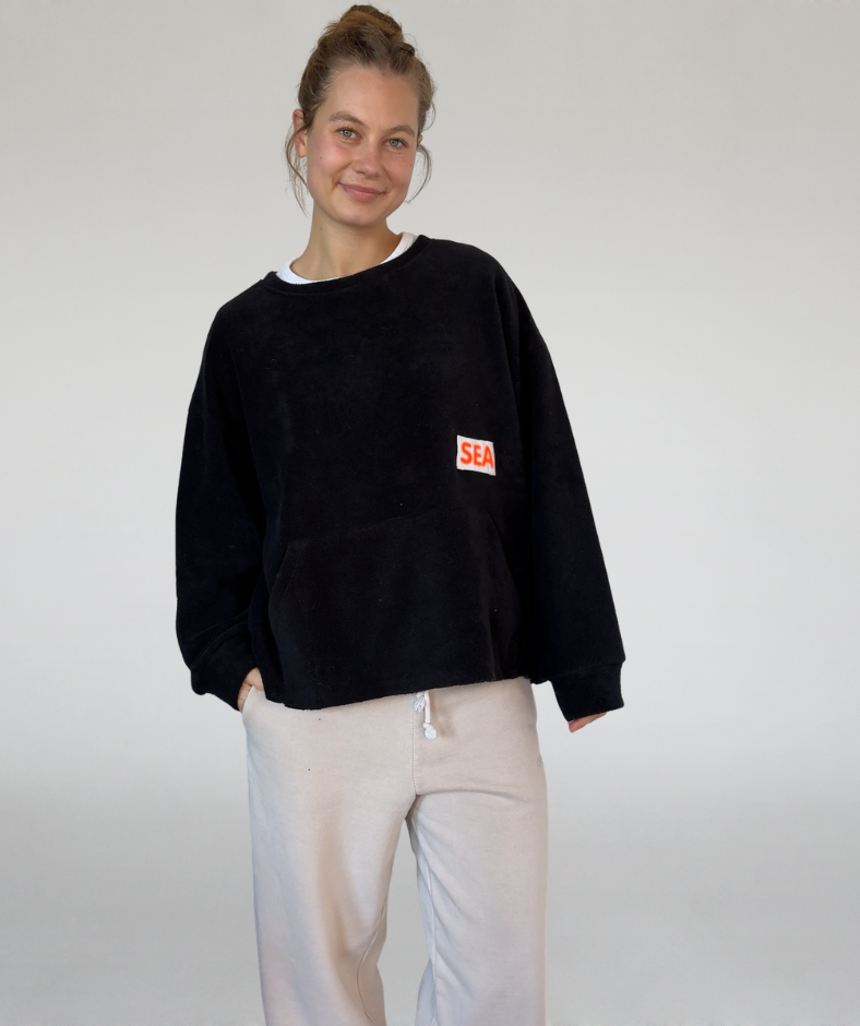 Fleecesweater mit Kangurutasche schwarz „salty lifestyle“