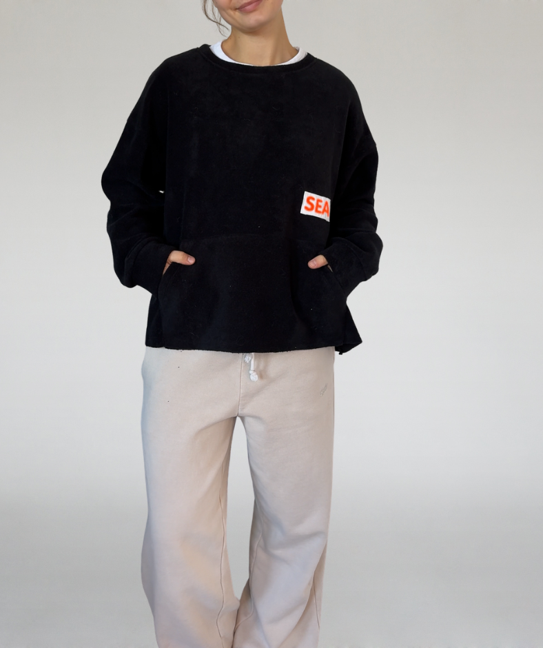 Fleecesweater mit Kangurutasche schwarz „salty lifestyle“