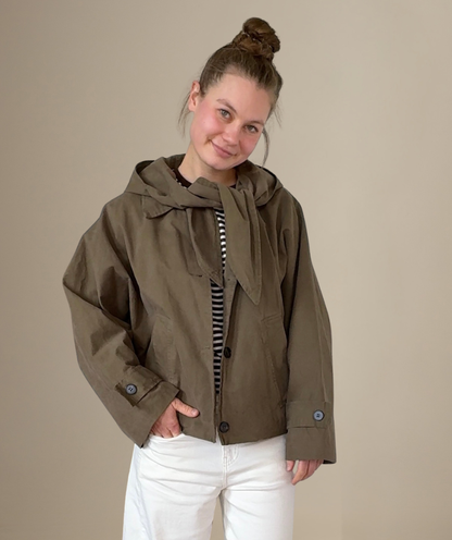 Trenchjacke mit abnehmbarer Kapuze