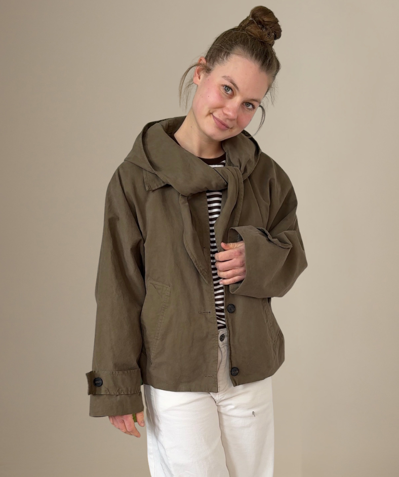 Trenchjacke mit abnehmbarer Kapuze
