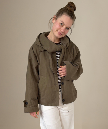 Trenchjacke mit abnehmbarer Kapuze